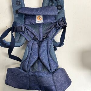 Ergo Omni Mesh Navy Blue Floral